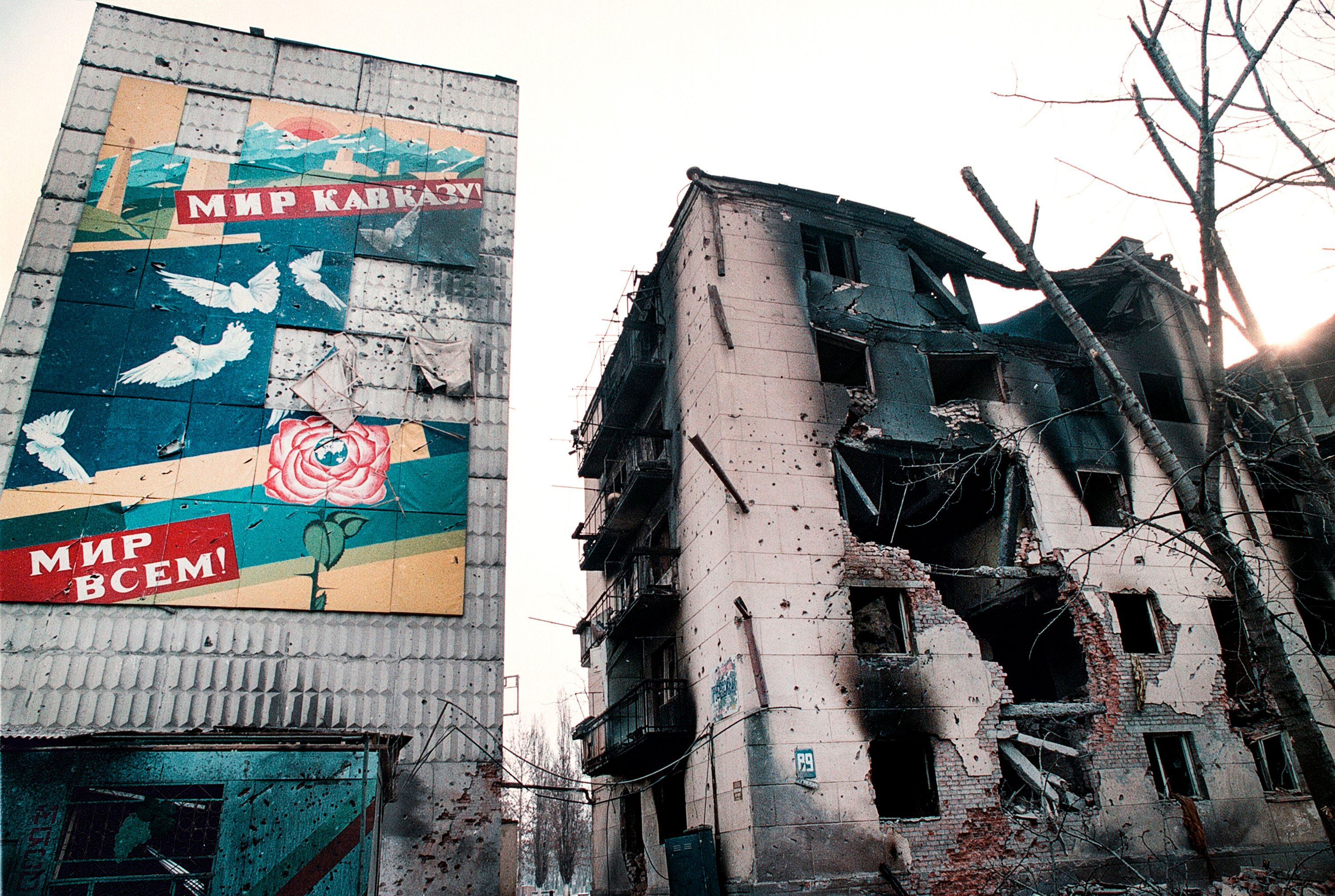 Январь 1995 года. Дома в центре Грозного после обстрела. Фото: Александр Неменов