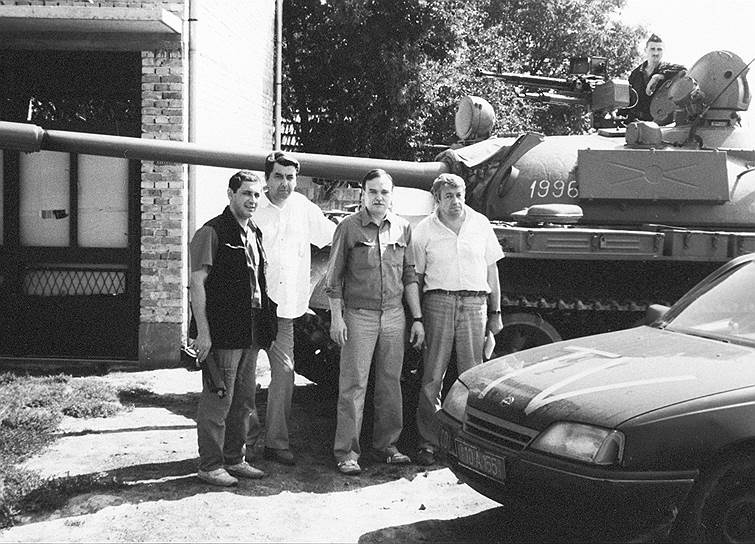 Виктор Ногин&nbsp;(второй слева)&nbsp;и Геннадий Куренной&nbsp;(первый слева). На переднем плане&nbsp;—&nbsp;тот самый&nbsp;автомобиль,&nbsp;в котором их расстреляли.Фото:&nbsp;РИА Новости.