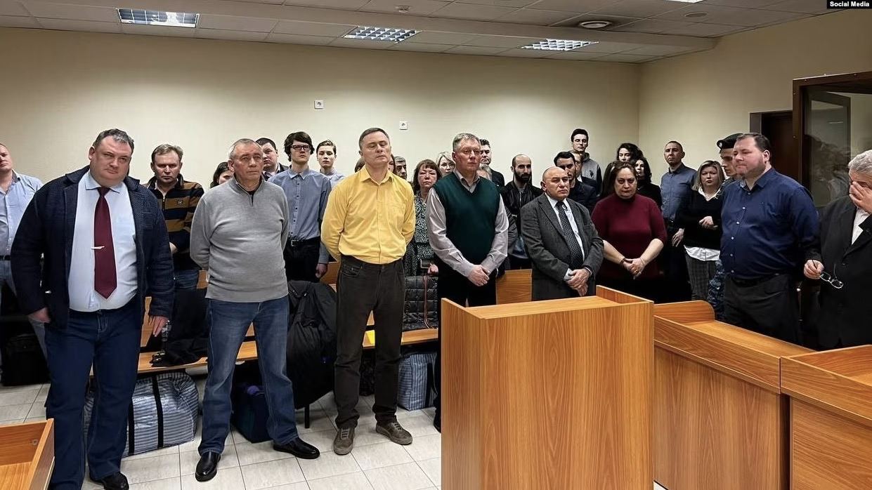 Свидетели Иеговы Юрий Чернышев, Сергей Шаталов, Виталий Комаров, Иван Чайковский и Вардан Закарян в зале суда.