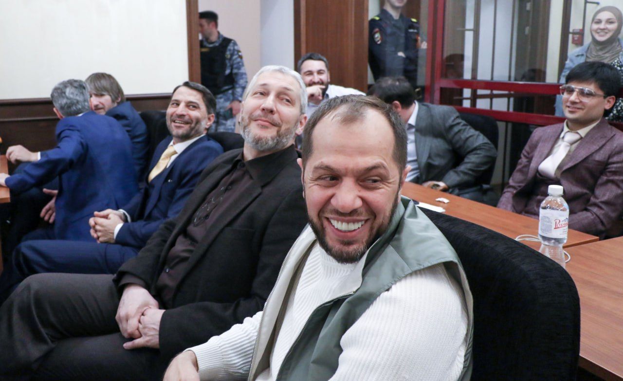 Калой Ахильгов (на переднем плане) и другие представители защиты, фото: Дарья Корнилова