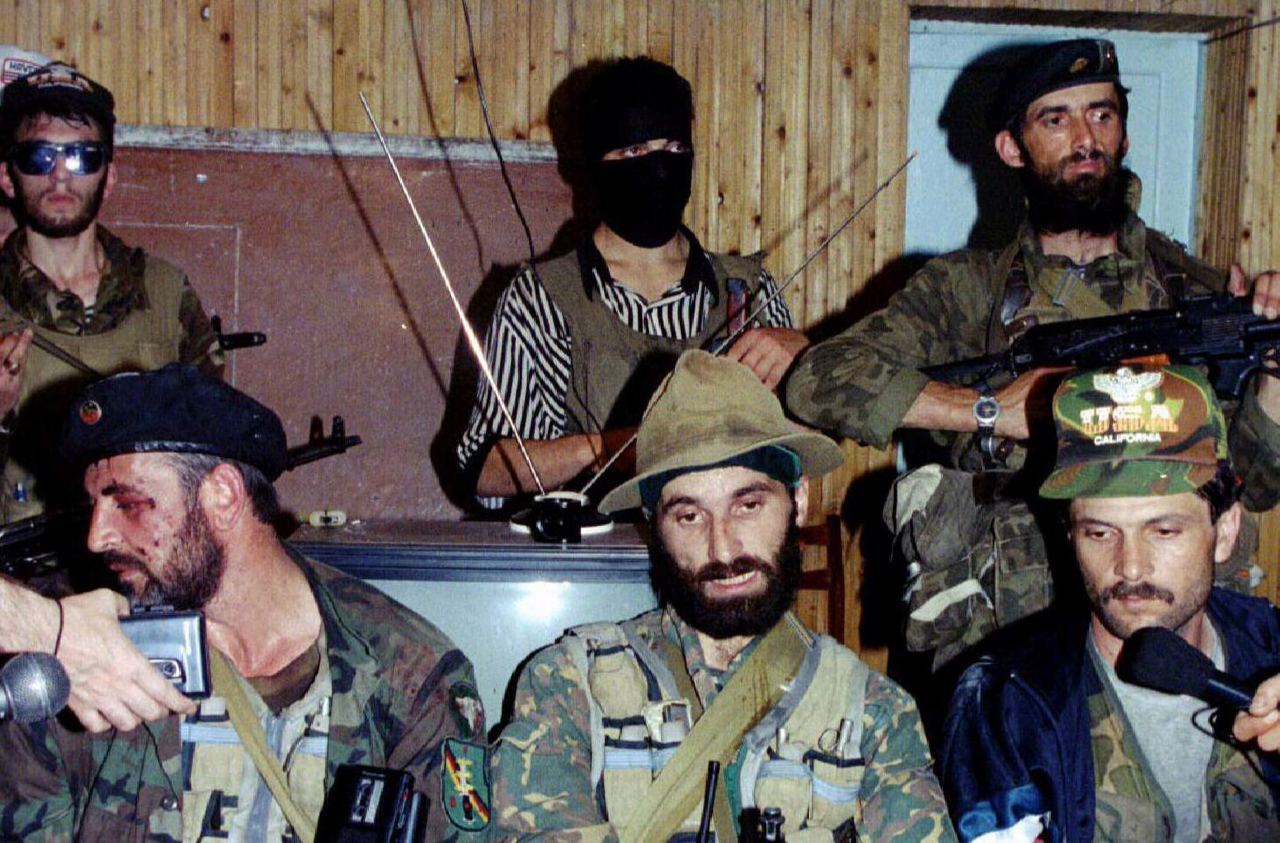 Шамиль Басаев и его боевики, фото: Stringer/REUTERS