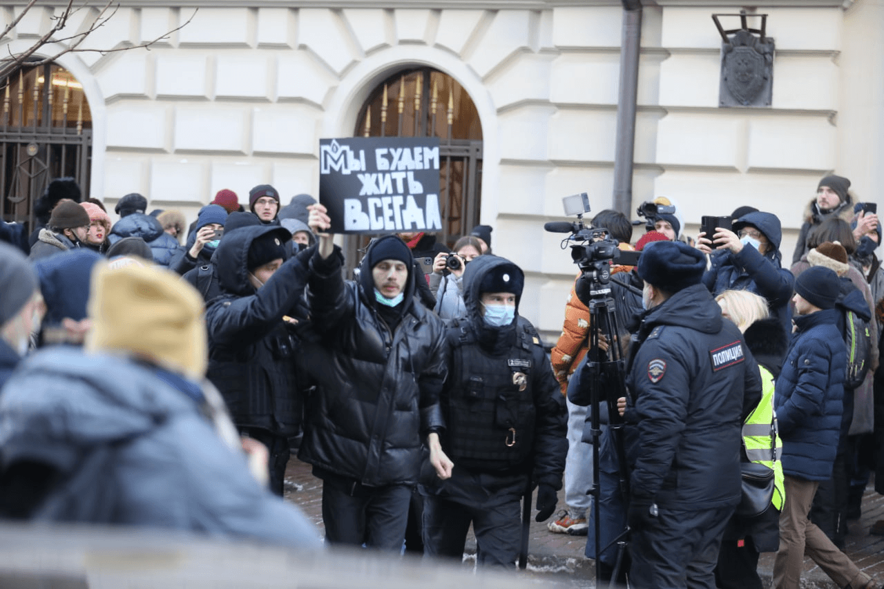 У Верховного суда во время процесса по ликвидации. Фото: Медиазона