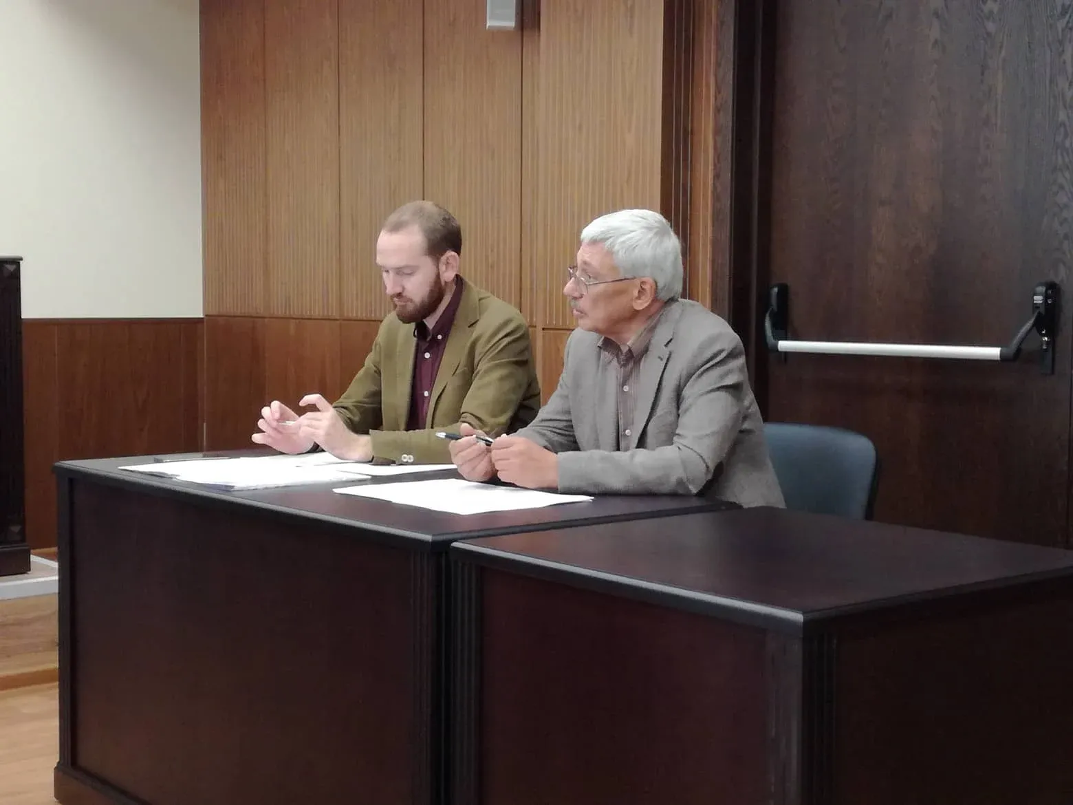 Юрист ПЦ «Мемориал» Денис Шедов и член Совета ПЦ «Мемориал» Олег Орлов в суде. 13 сентября 2018 года. Фото Давиде Касале.