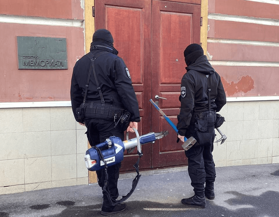 Силовики у&nbsp;помещения на&nbsp;Малом Каретном