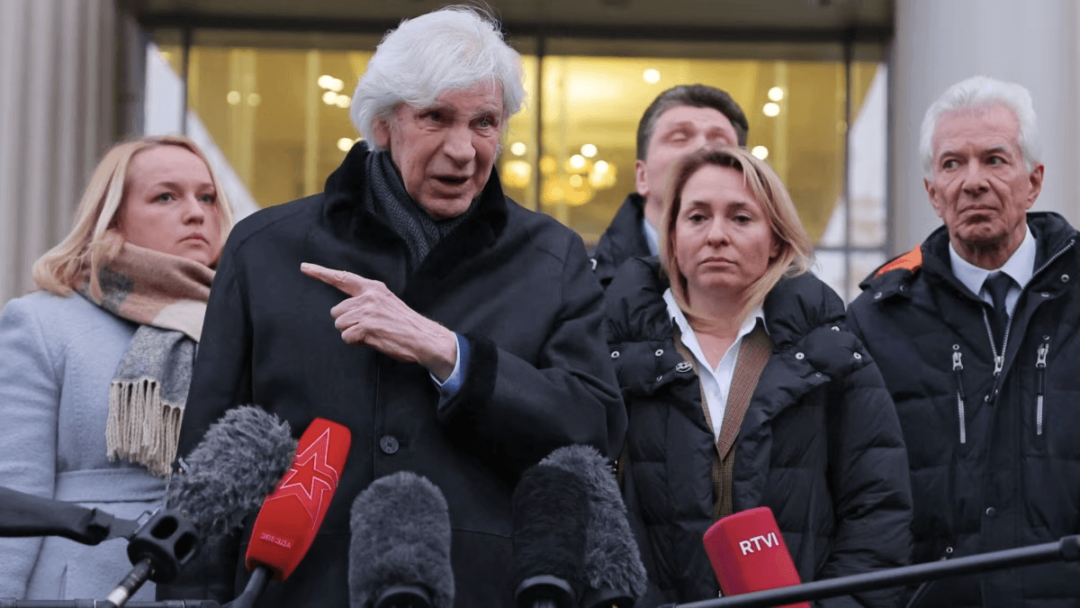 Марина Агальцова, Генри Резник, Светлана Астраханцева, Михаил Бирюков (слева направо), представители Московской Хельсинкской группы после заседания Мосгорсуда о её ликвидации 25 января 2023 года. Фото: Reuters