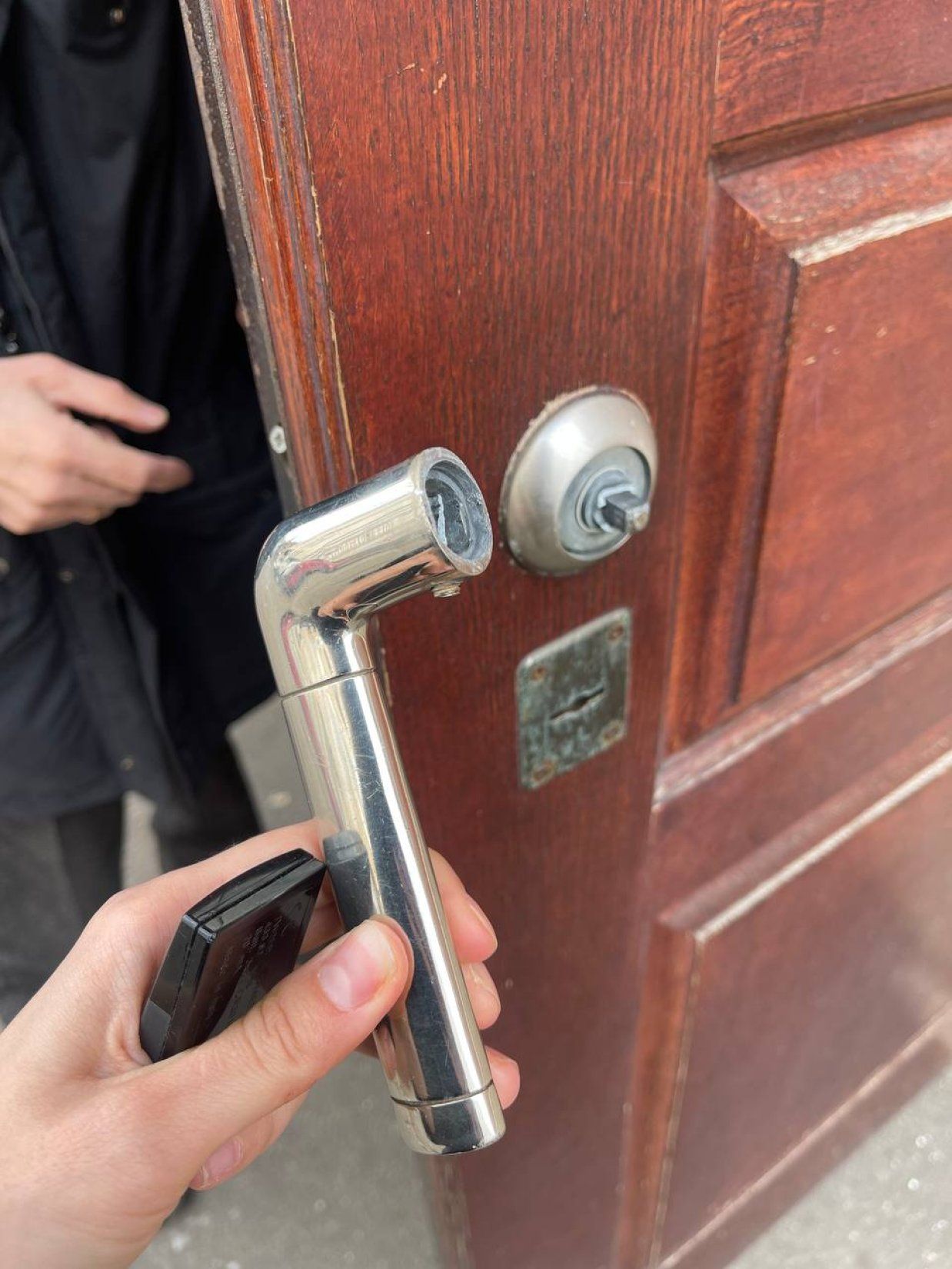 Ручку от&nbsp;двери «откусили» инструментами.