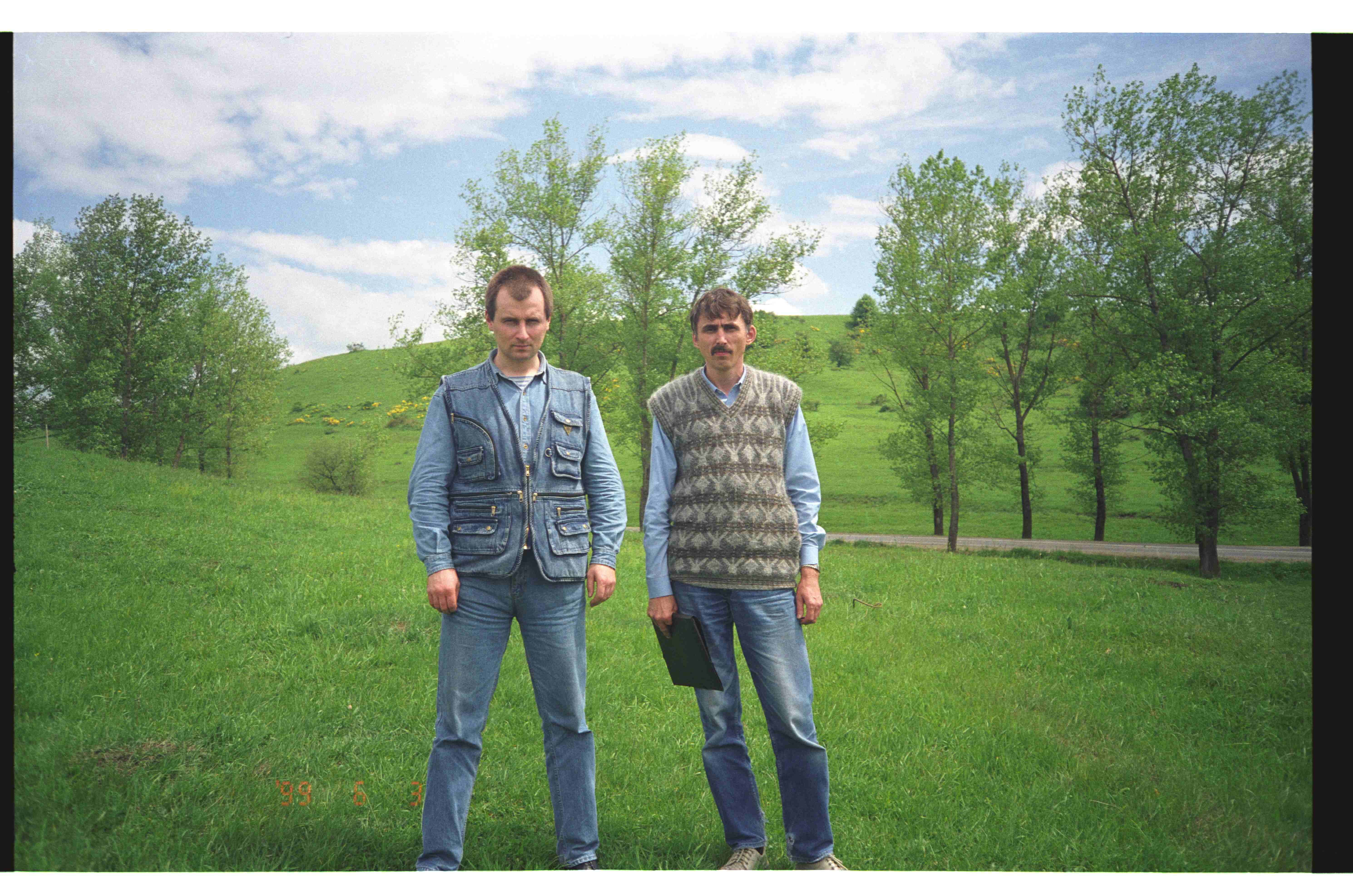 Александр Черкасов и Михаил Замятин&nbsp;на границе Чечни и Ингушетии во время во время работы по «зачистке» в Самашках