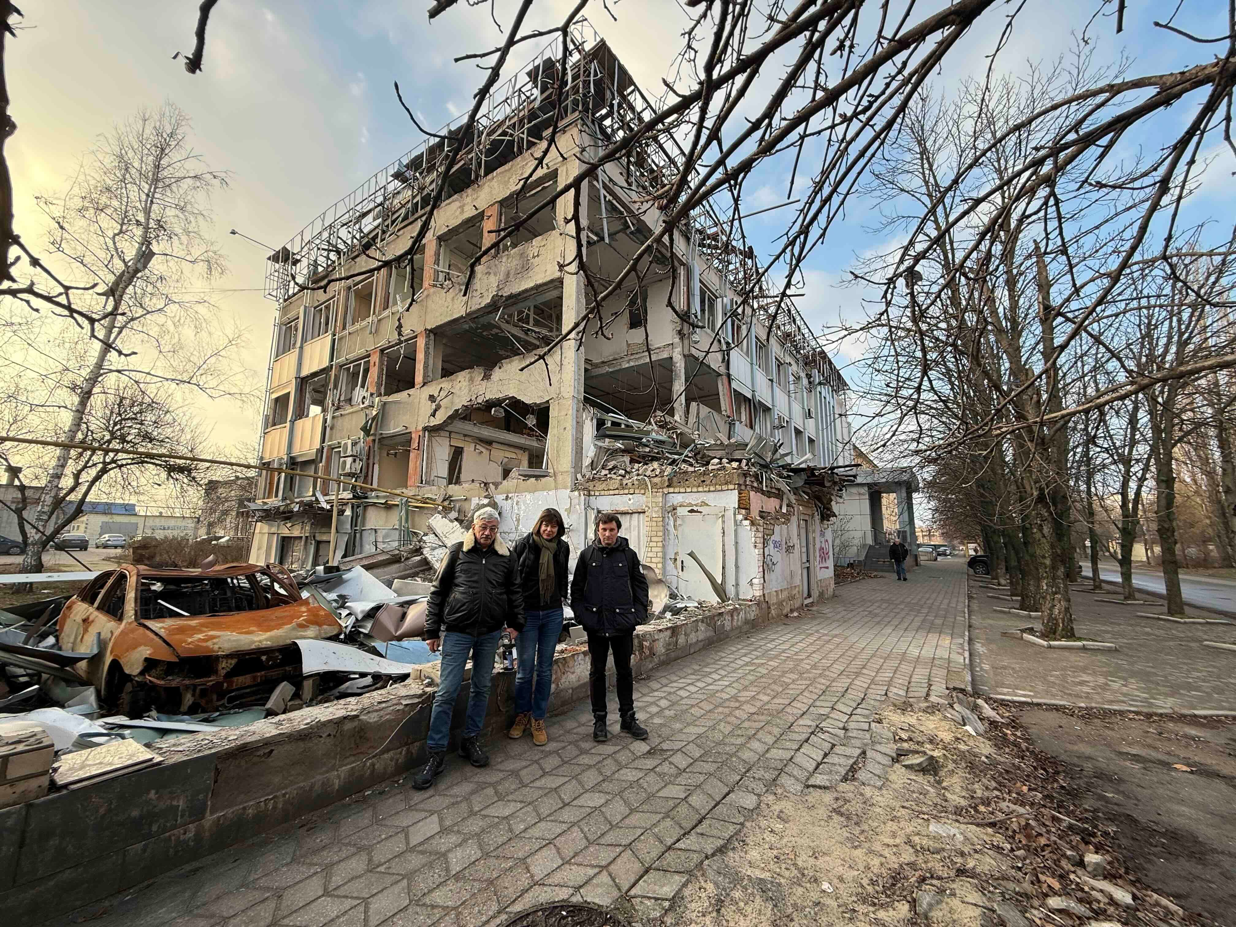 Олег Орлов, Наталья Морозова и Владимир Малыхин на фоне офиса уполномоченного по правам человека в Херсоне, где опрашивали пострадавших. Фото: ЦЗПЧ «Мемориал»