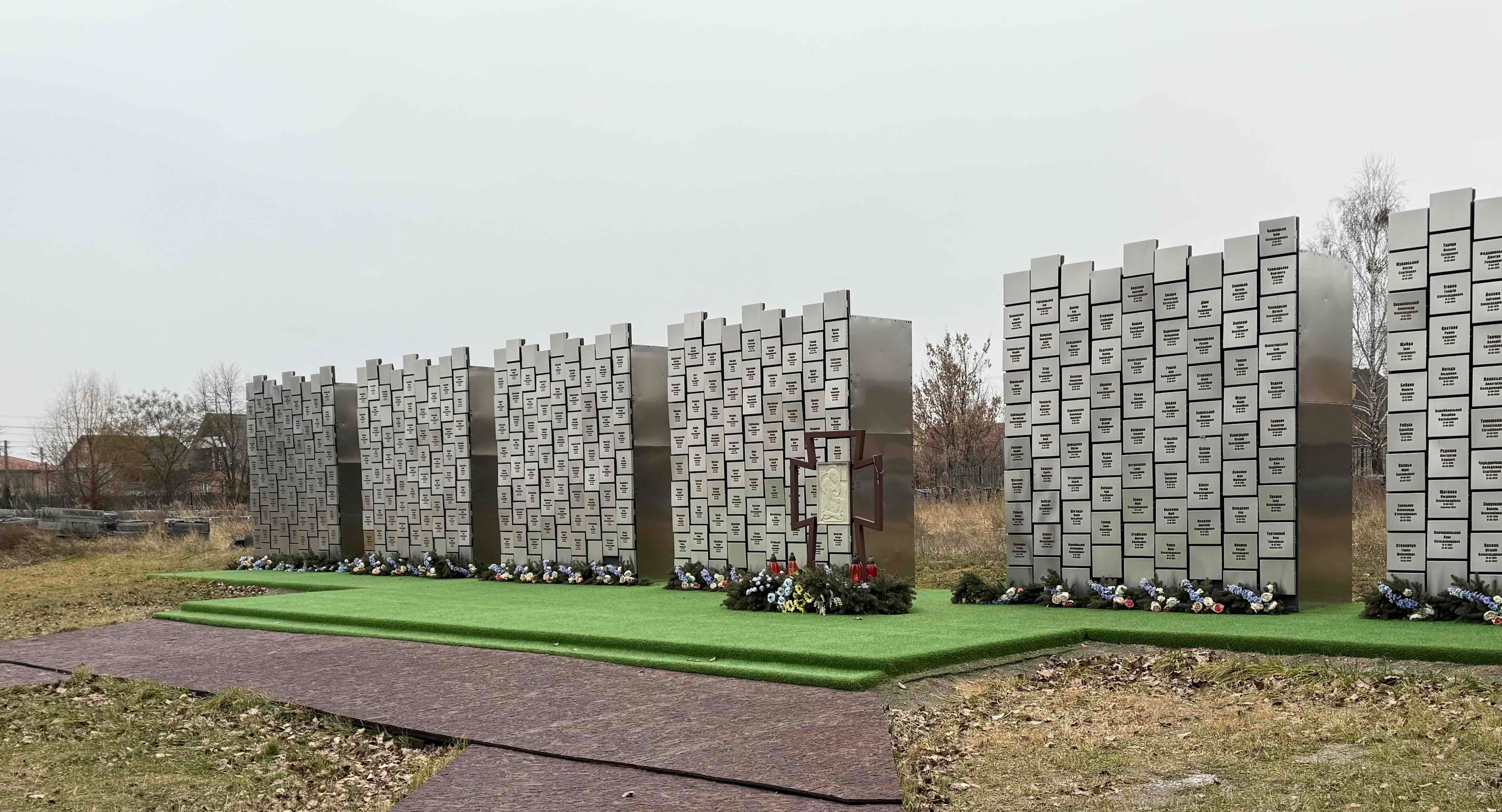 Братская могила у храма Андрея Первозванного и Всех Святых в Буче, памятник с именами убитых жителей города. Фото: ЦЗПЧ «Мемориал»