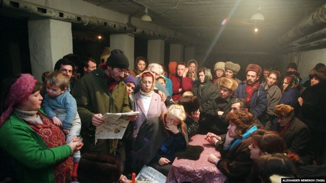 Декабрь 1994 года. Жители Грозного в бомбоубежище. Фото: Александр Неменов / ТАСС