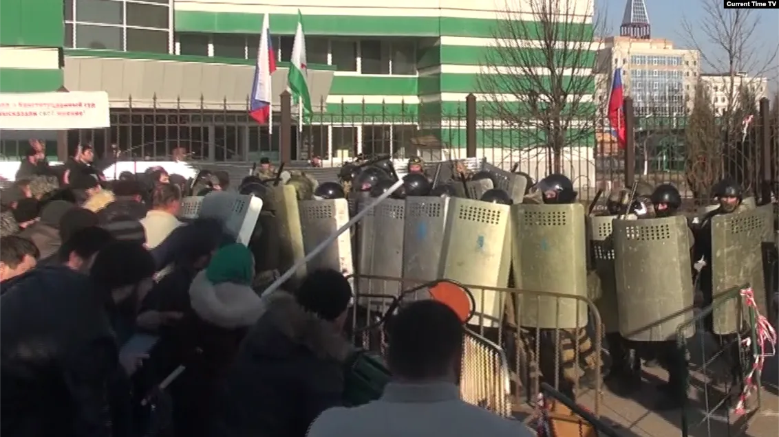 Столкновения митингующих с полицией. Кадр: Current Time TV