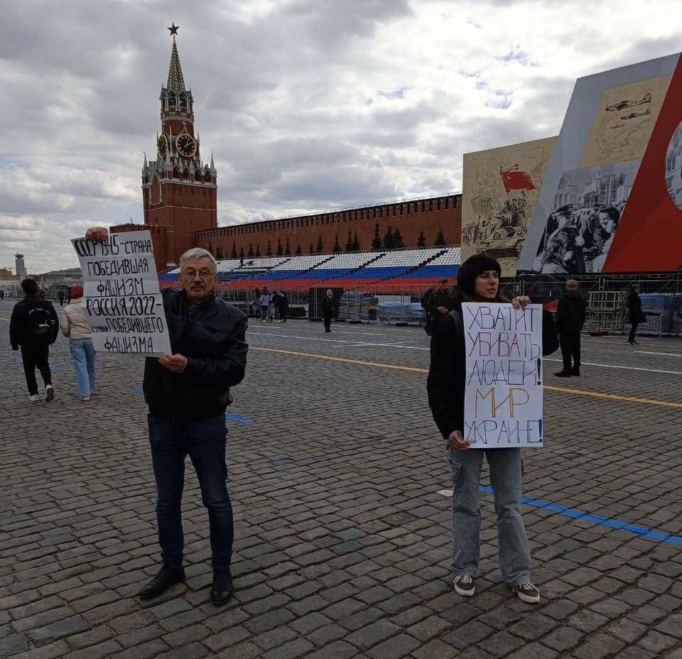 Олег Орлов и Ирина Галкова на пикете против войны в Украине