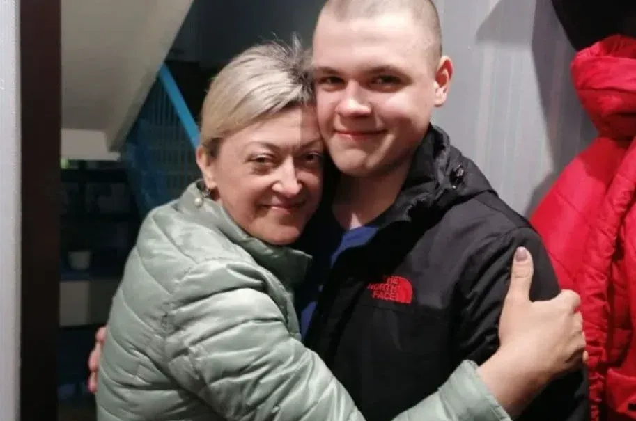 Один из подростков с мамой