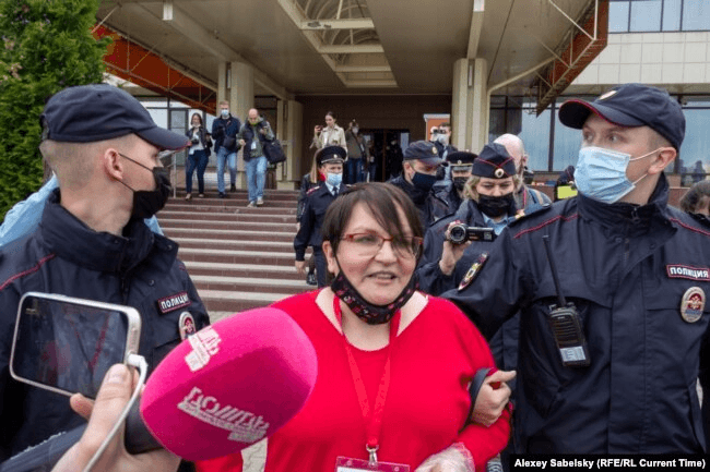 Задержание Юлии Галяминой на Земском съезде в Новгороде, 22 мая 2021 года