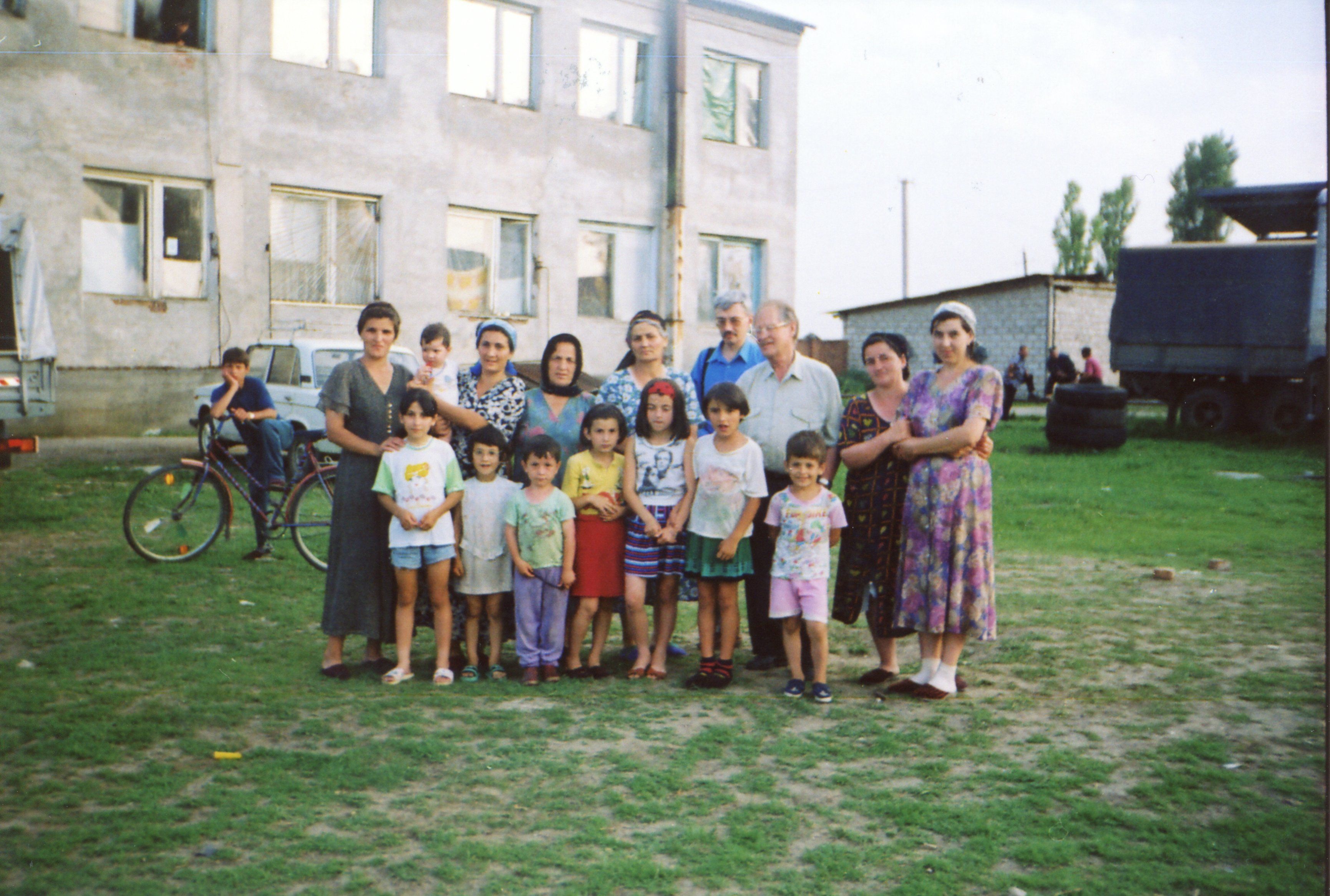 Сергей Ковалев и Олег Орлов с беженцами, 1995 год, Ингушетия.&nbsp;