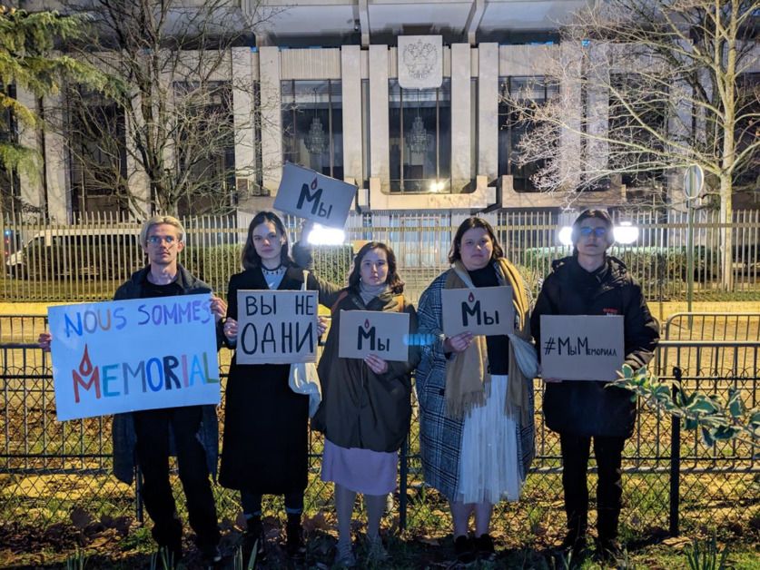 Акция в&nbsp;поддержку у&nbsp;Посольства РФ&nbsp;в&nbsp;Париже. Фото: Alexandre Borisenko