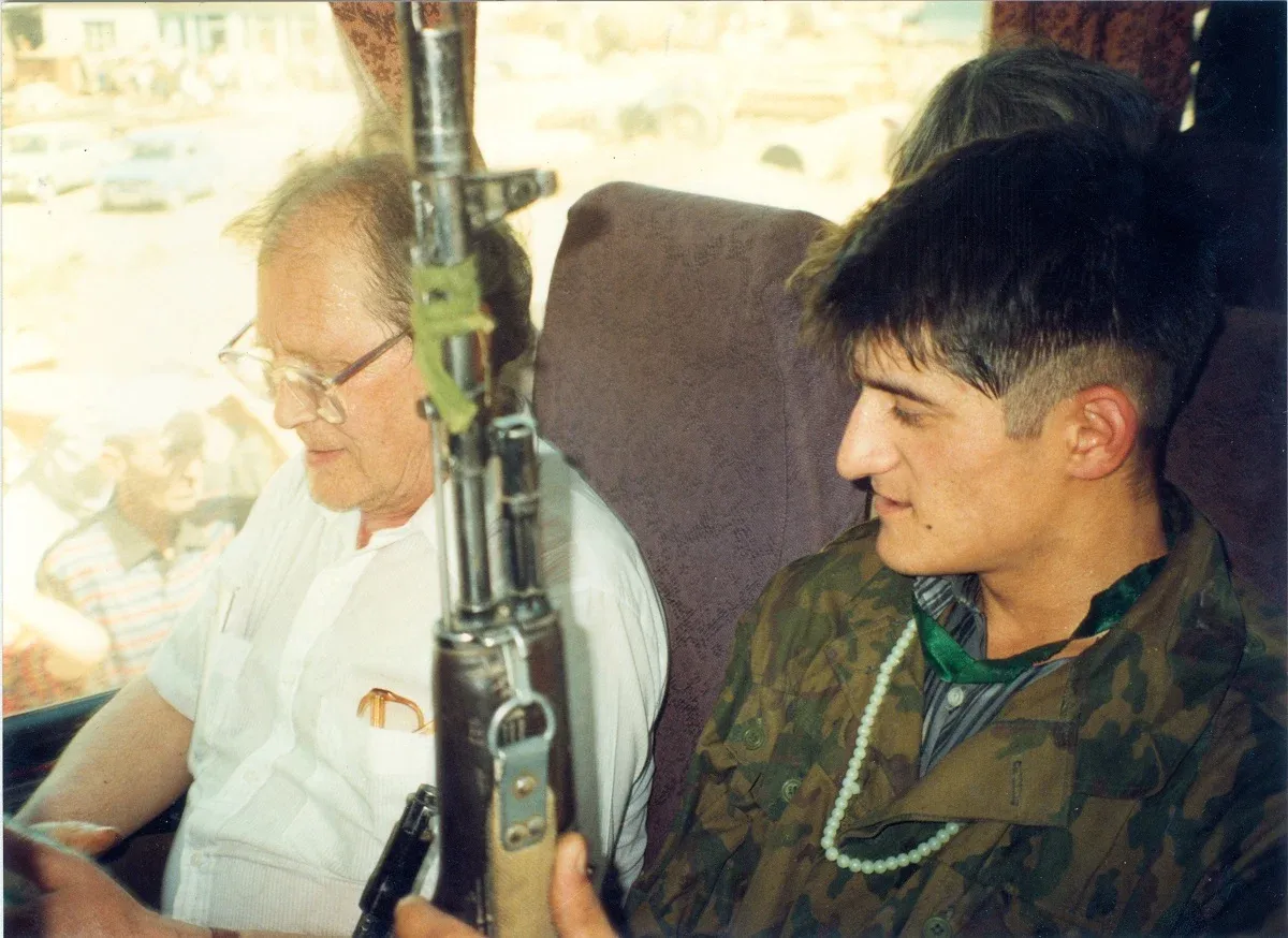 Сергей Ковалев в автобусе с заложниками, 20 июня 1995 года