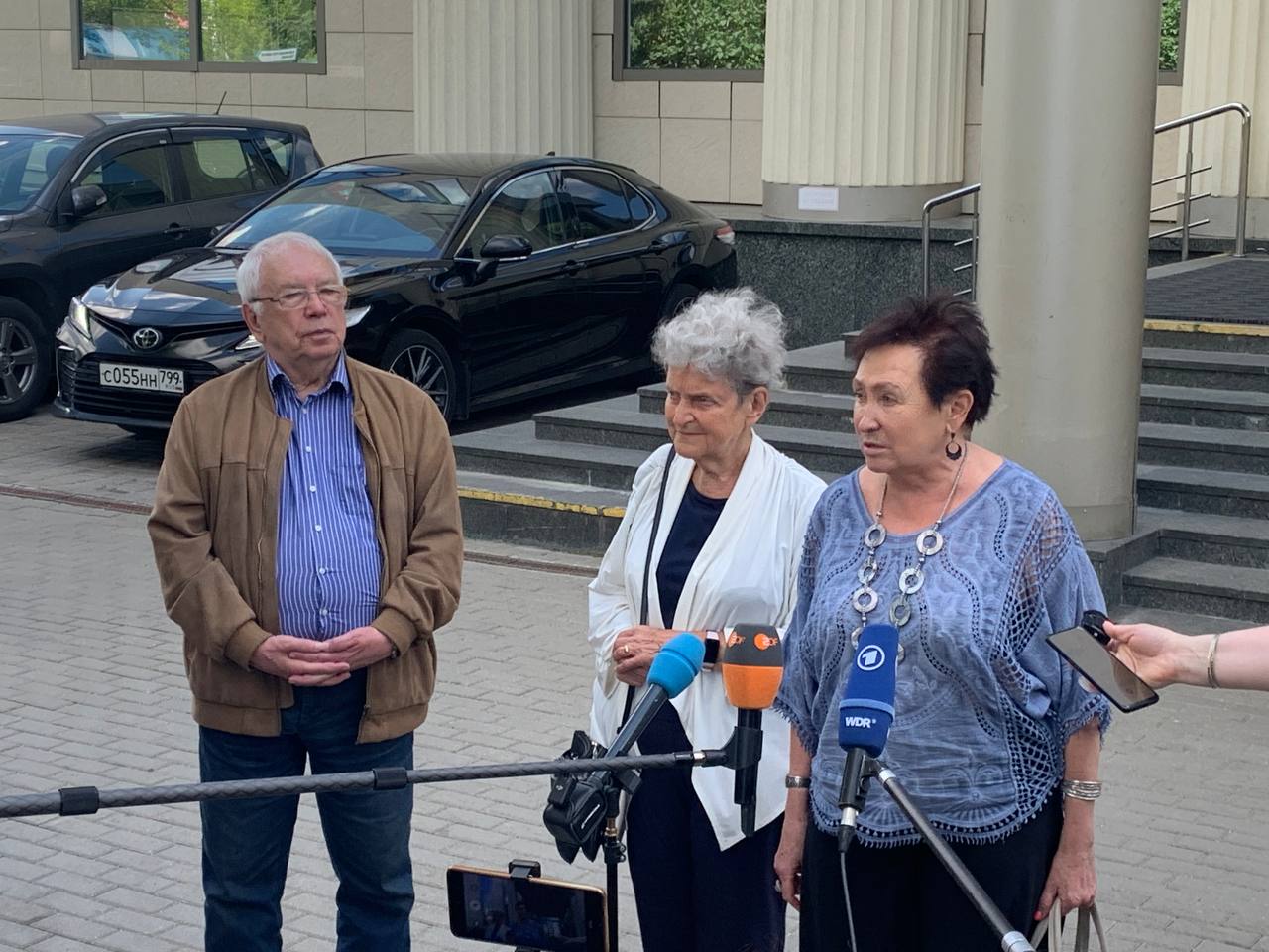 Владимир Лукин, Светлана Ганнушкина и Татьяна Касаткина перед зданием Мосгорсуда