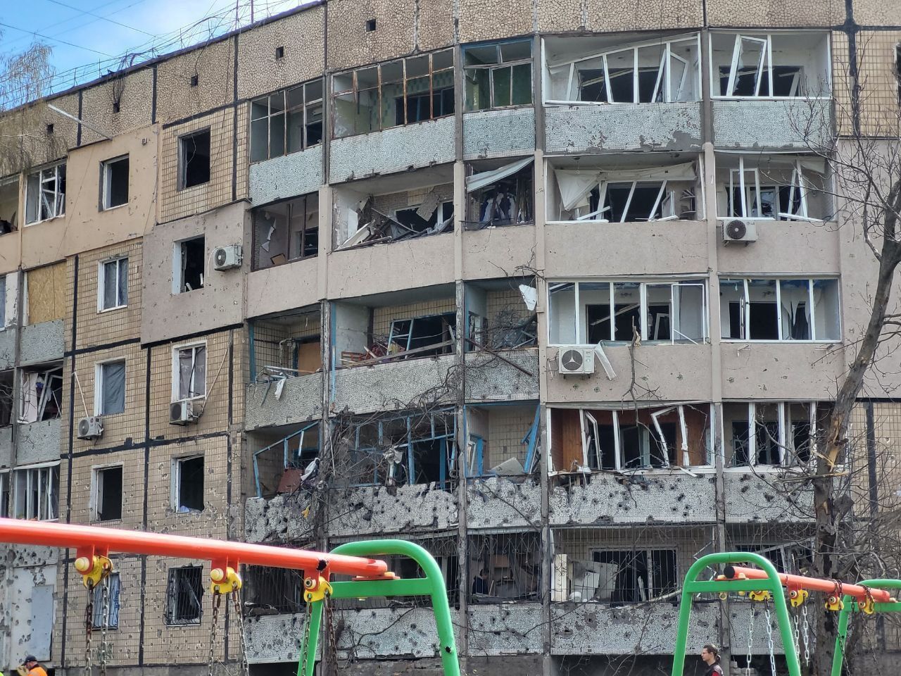 Здание в Кривом Роге, пострадавшее от удара 4 апреля 2025 года. Фото: Telegram-канал председателя областной администрации Днепропетровска Сергея Лысака