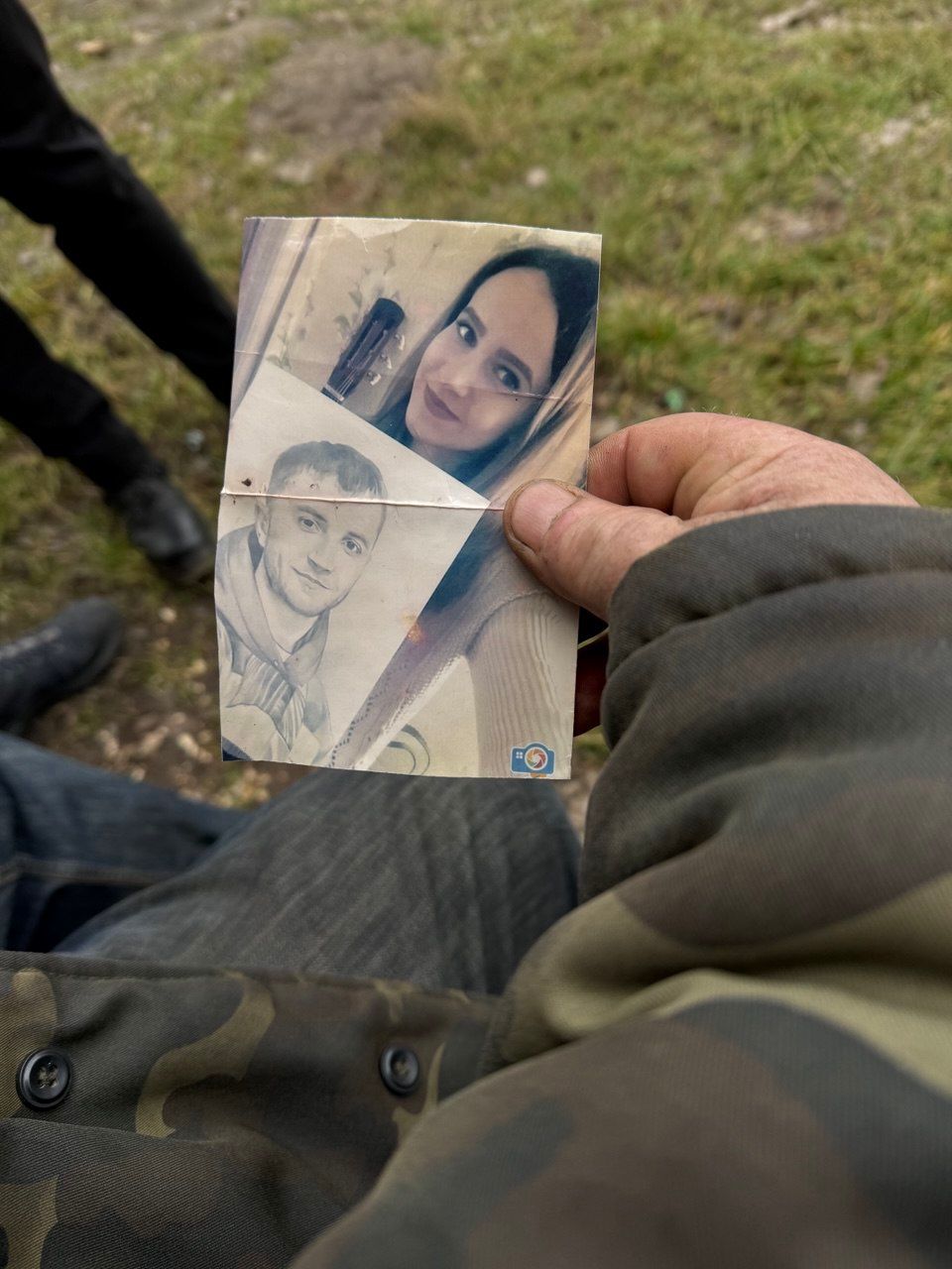 Анатолий Куличенко показывает фотографию убитого сына Евгения и его невесты.&nbsp; Фото: ЦЗПЧ «Мемориал»