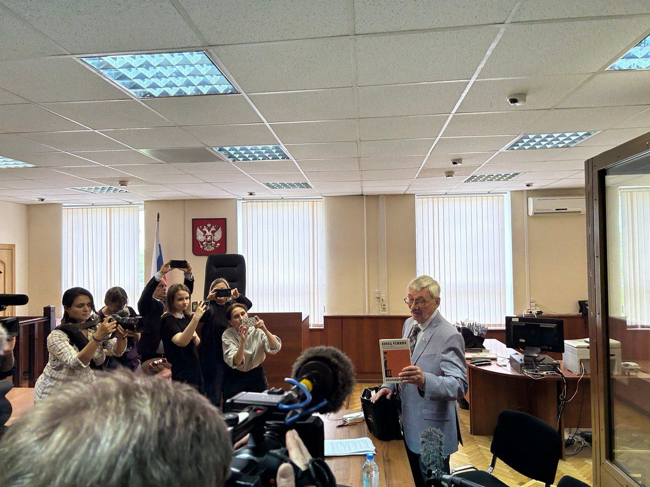 Олег Орлов демонстрирует книгу&nbsp;Александра Баунова «Конец режима»